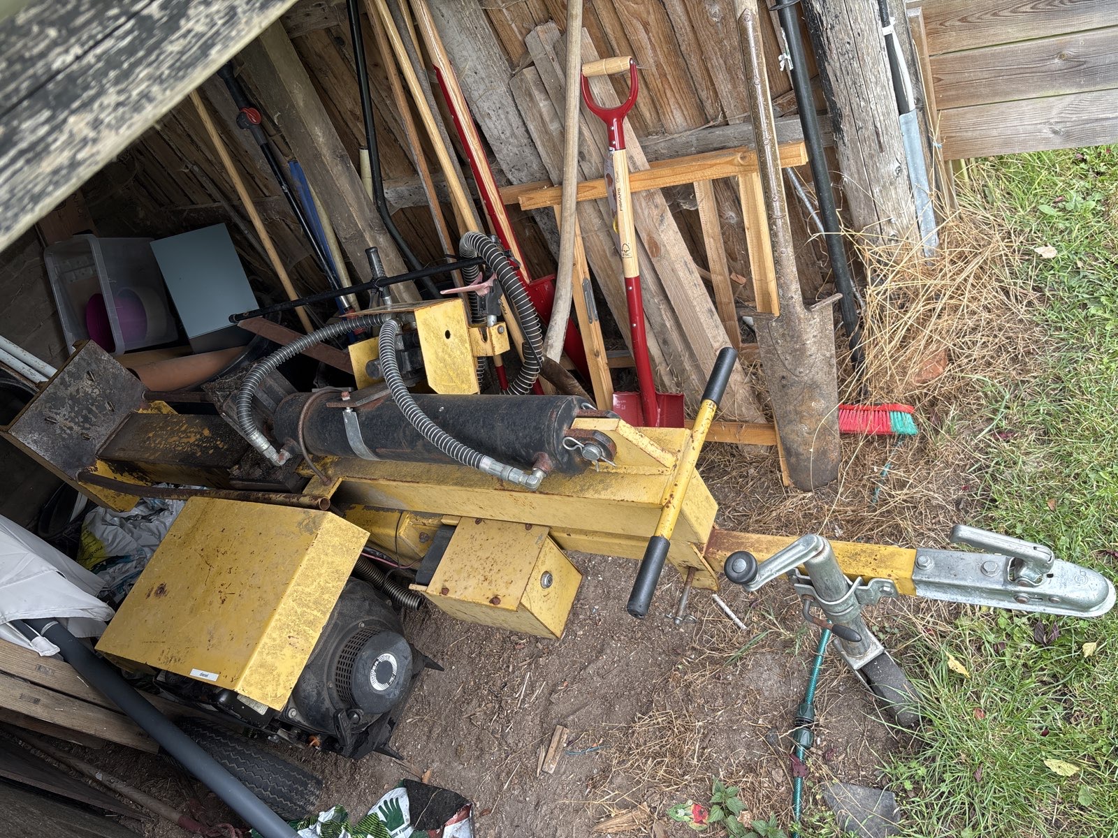 Stærk brændekløver med dieselmotor. Kan kløver op til en længde på 70 cm.