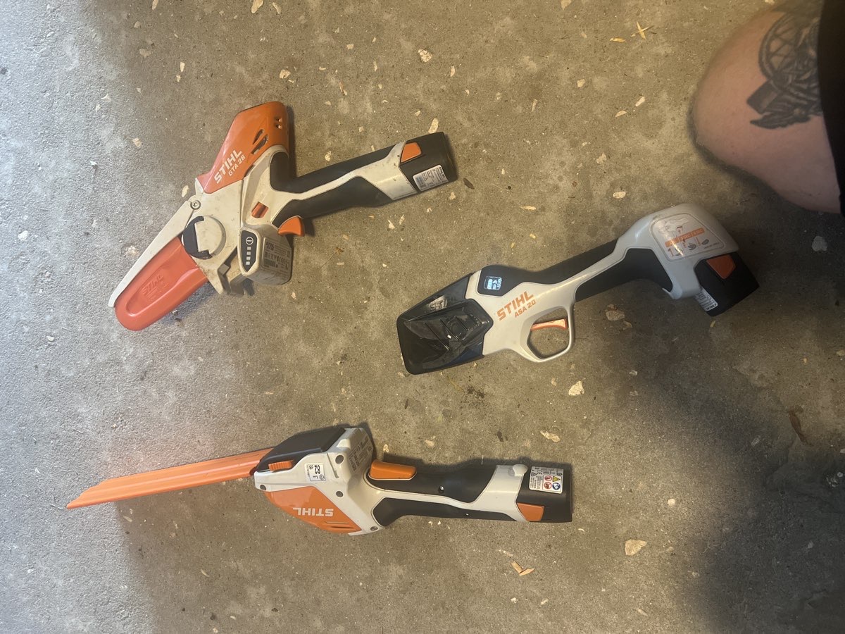 Pris er pr maskine 125 for dem alle
Medfølger 3 stk batterier og lader