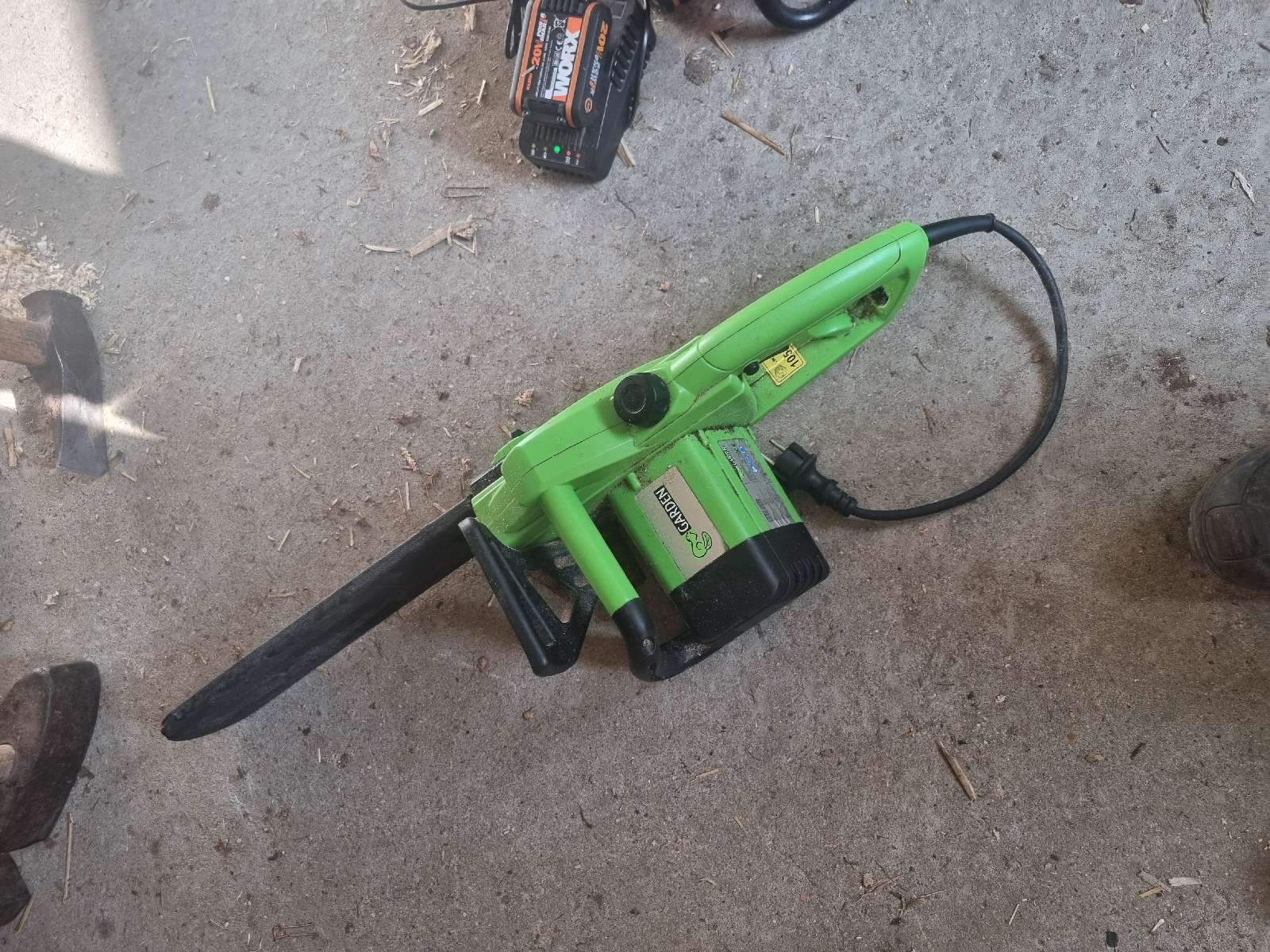 Leveres nyslebet og med olie i tanken.