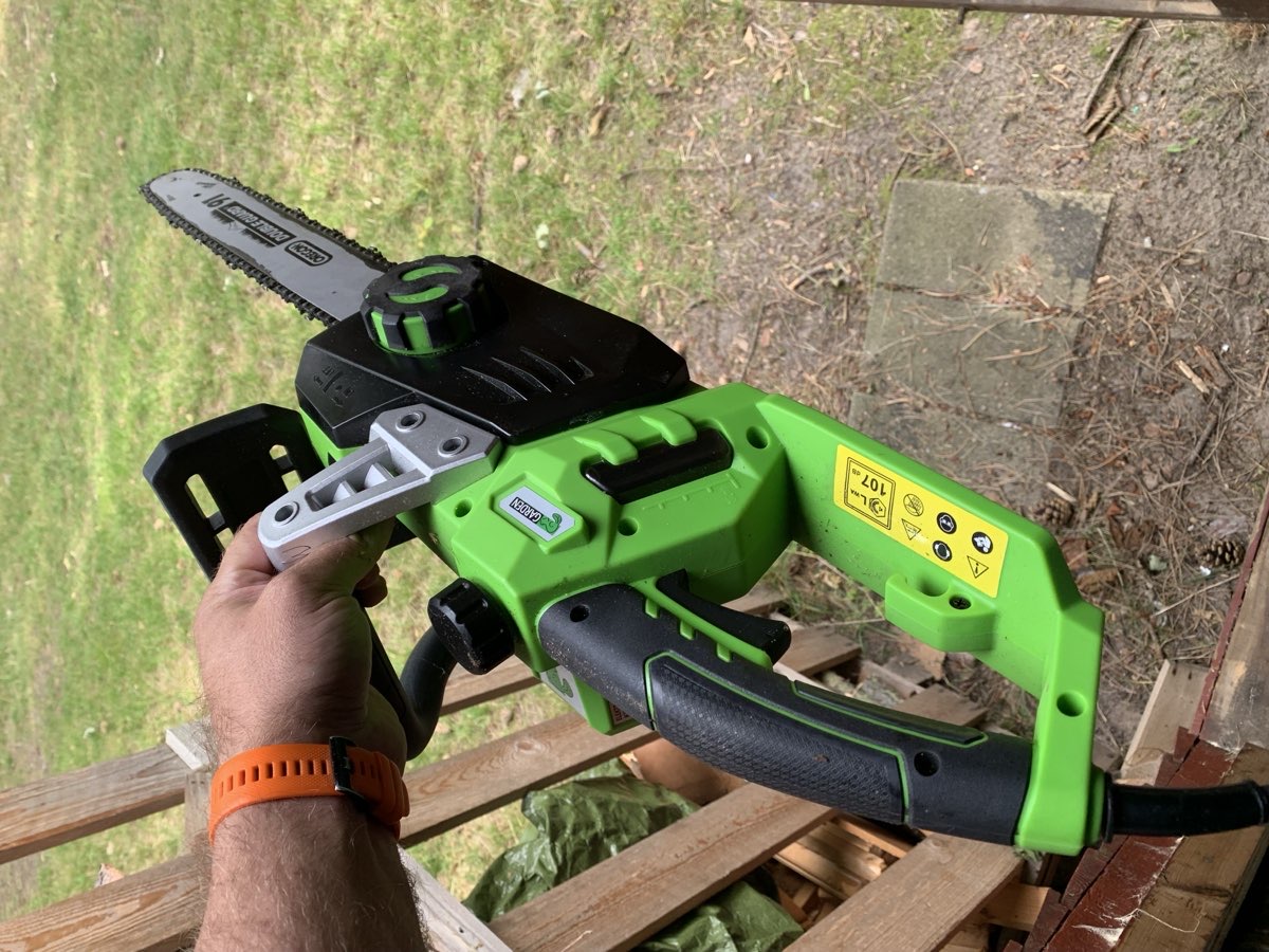 Elektrisk motorsav til beskæring,fældning  af buske og træer