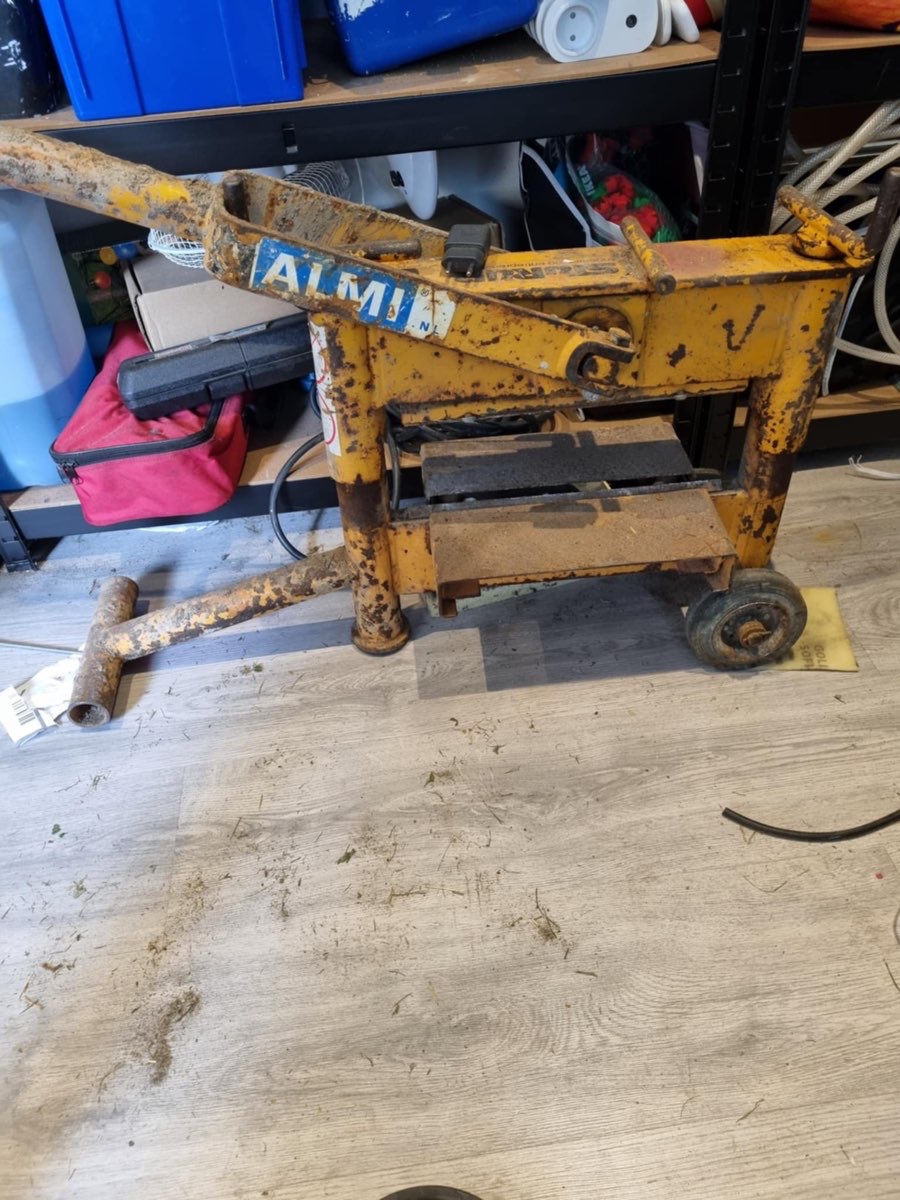 Fliseklipper ser slem ud men virker fint skriv gerne i så god tid som muligt da den står på fjernlager