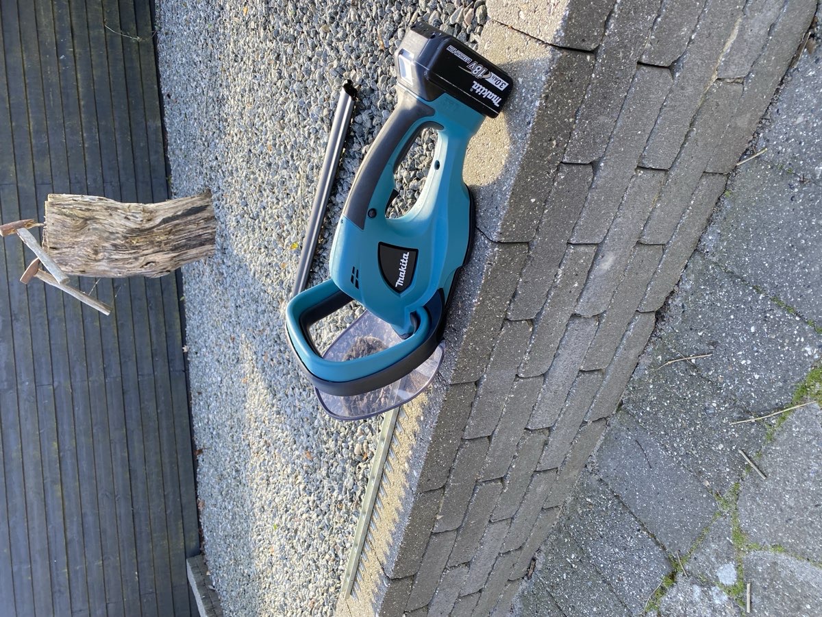 Makita DUH523Z sværd 520mm.
2 batterier og oplader inkl.