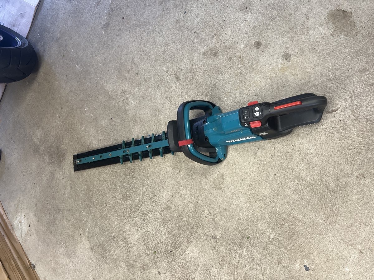 Super godt hækklipper med lang svær og hvor håndtaget kan tiltes til siderne