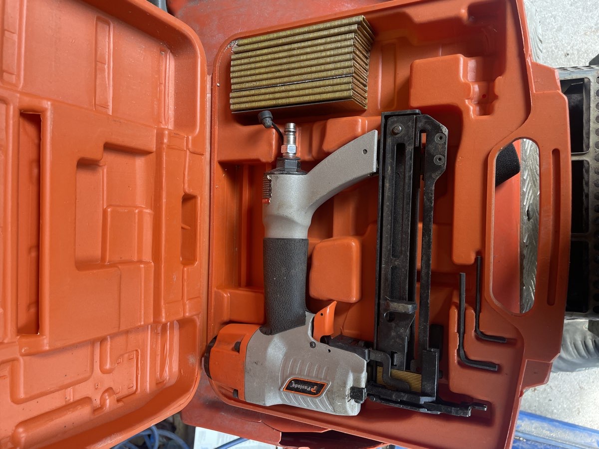 Lej en Klamme Pistol