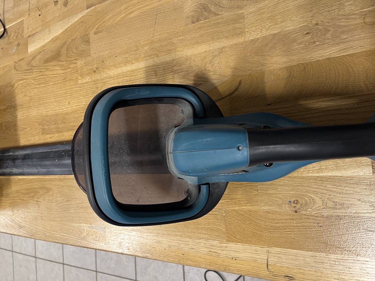 Makita DUH523 akku hækklipper med 2 barterier og lader. 800 kr. i depositum.