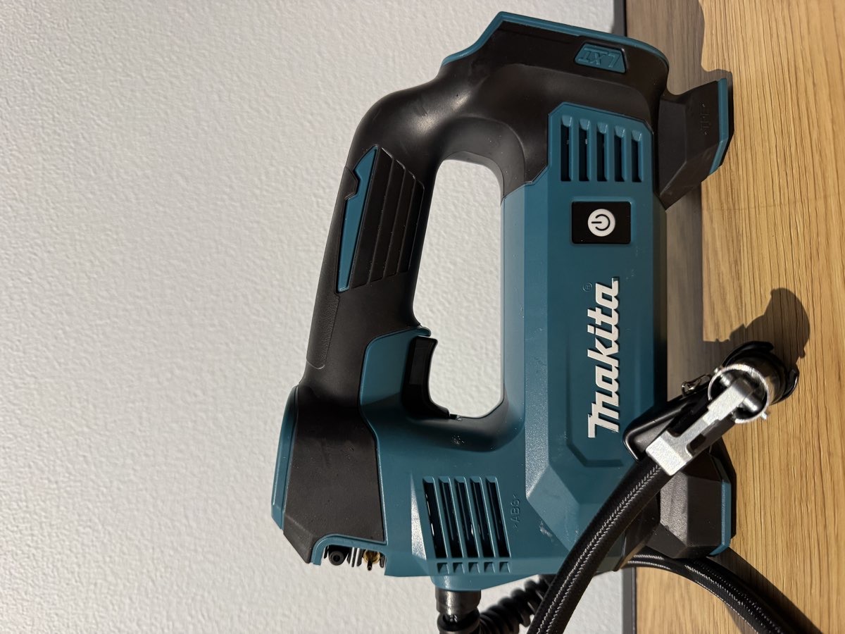 Lej en Makita Luftpumpe til bil/cykel/bold mv.