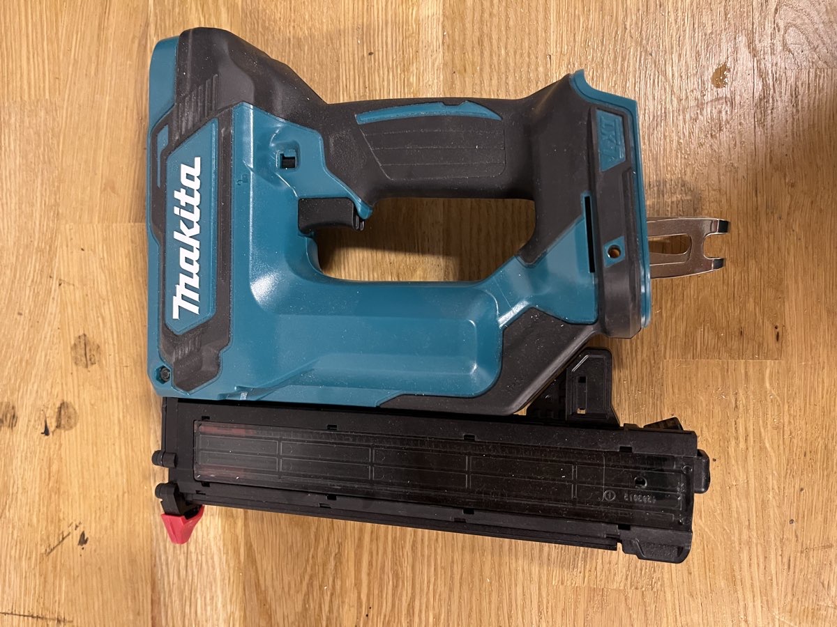 Lej en Makita stiftpistol
