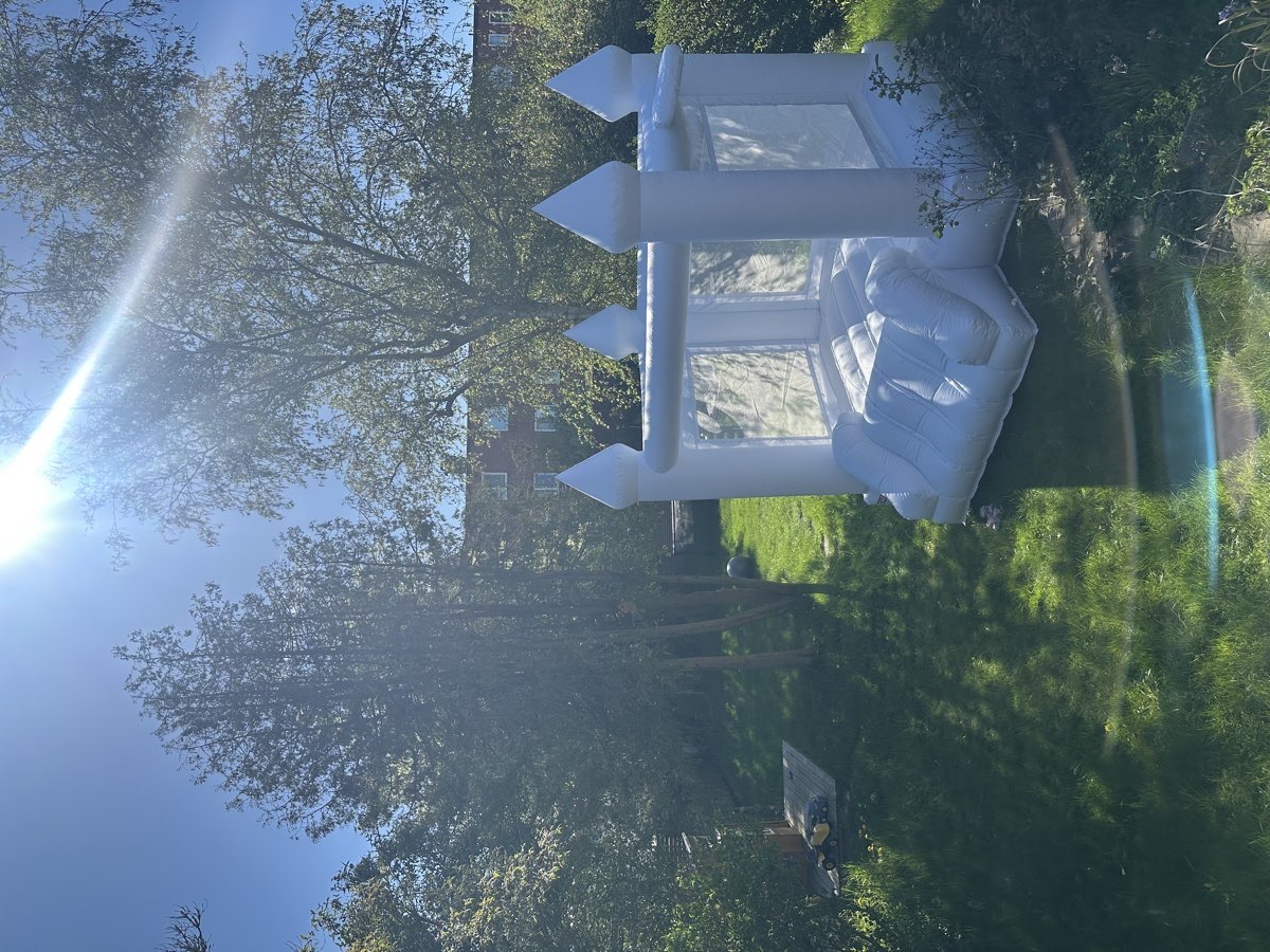 Lej en Milky Castle - Hoppeborg