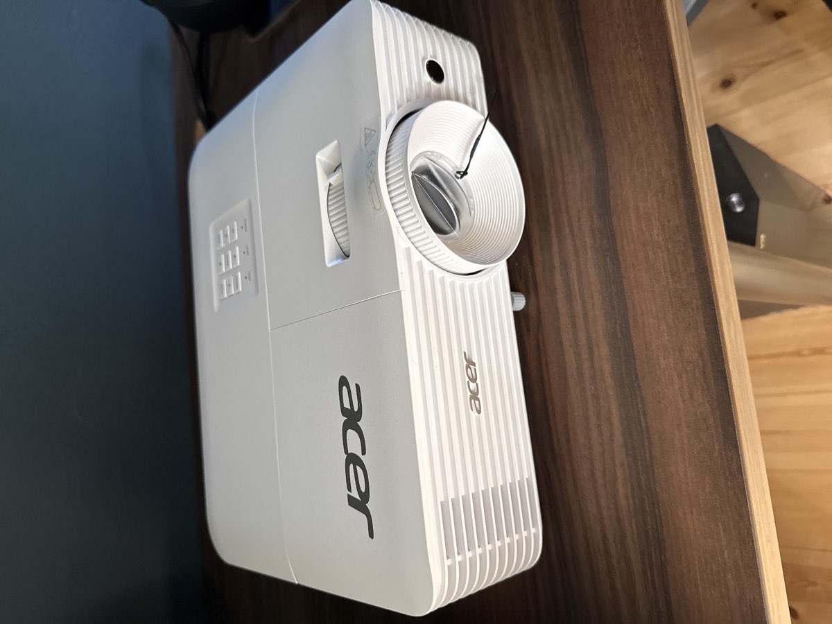 Projektor med 105 tommer lærred Acer