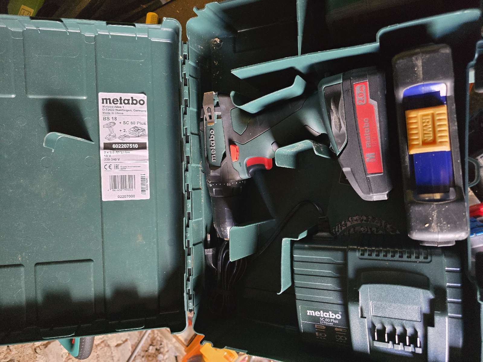 Skrue boremaskine med bor og bits